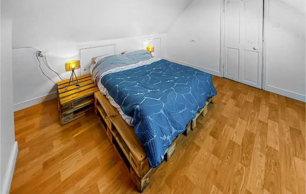 1 Bedroom Beautiful Home In Lanneanou